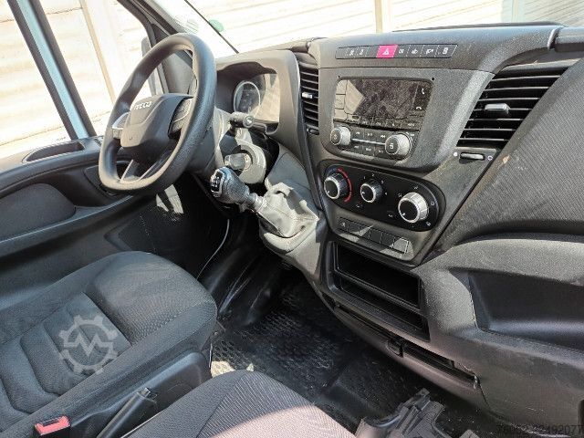 Vrachtwagen met bakwagen IVECO 35C14