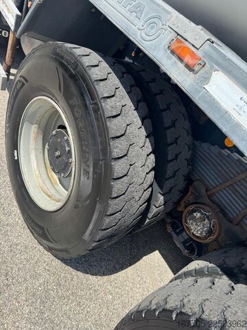 Betonmixer vrachtwagen Iveco Trakker 450