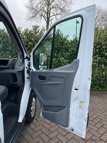 Furgoneta de reparto doble cabina Ford Transit FCD