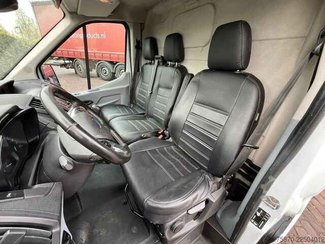 Furgoneta de reparto doble cabina Ford Transit FCD