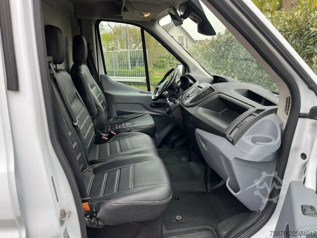 Furgoneta de reparto doble cabina Ford Transit FCD