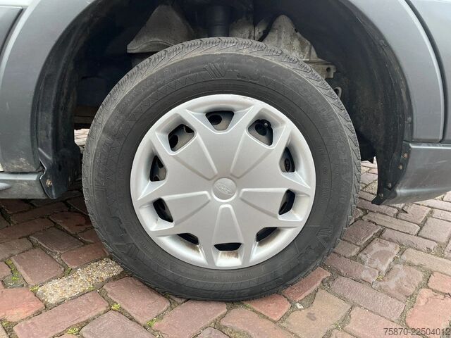 Furgoneta de reparto doble cabina Ford Transit FCD