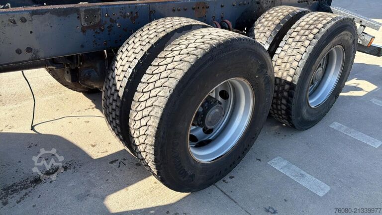 Podwozie z kabiną Renault Kerax 370 (LAMES / GRAND PONT / STEEL SUSP. / P...