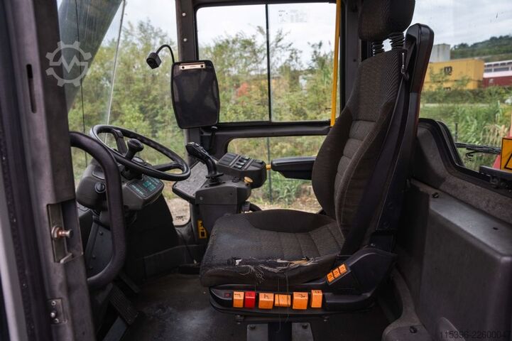Full-container reach stacker Kalmar DRF450-60C5