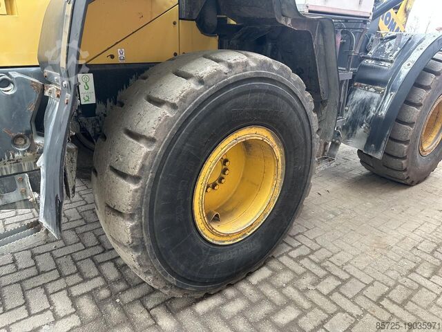 Kerekes rakodó Shovel WA270 8 - Gebruikt