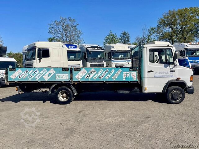 Platforma za učitavanje Mercedes-Benz 711 D open truck. 5.10 m long cargo, 3 seats. V...