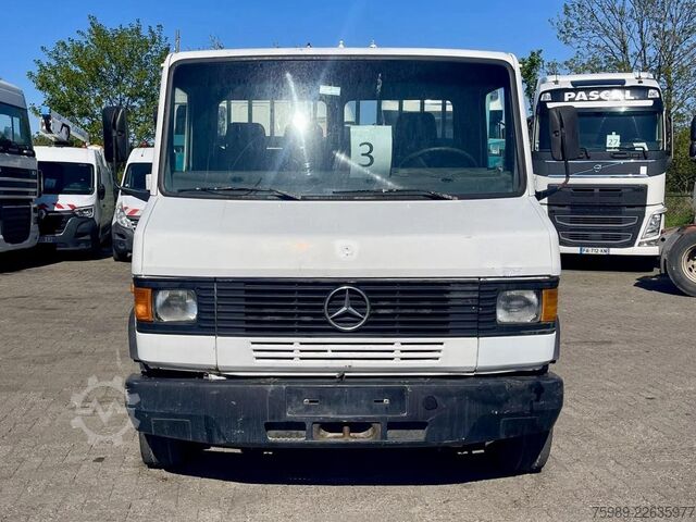 Platforma za učitavanje Mercedes-Benz 711 D open truck. 5.10 m long cargo, 3 seats. V...