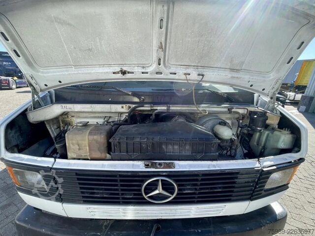 Platforma za učitavanje Mercedes-Benz 711 D open truck. 5.10 m long cargo, 3 seats. V...