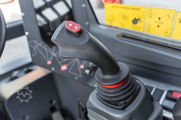 Teleszkópos rakodó Magni RTH 4.18