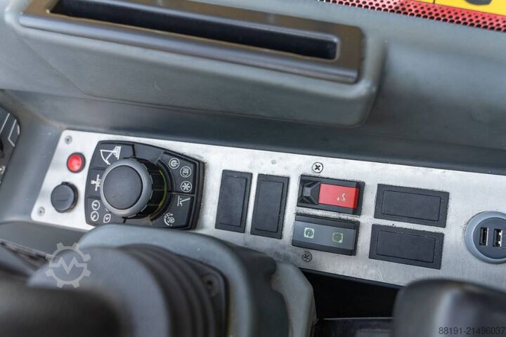 Teleszkópos rakodó Magni RTH 4.18