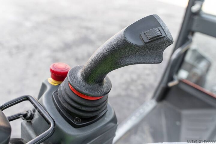 Teleszkópos rakodó Magni RTH 4.18