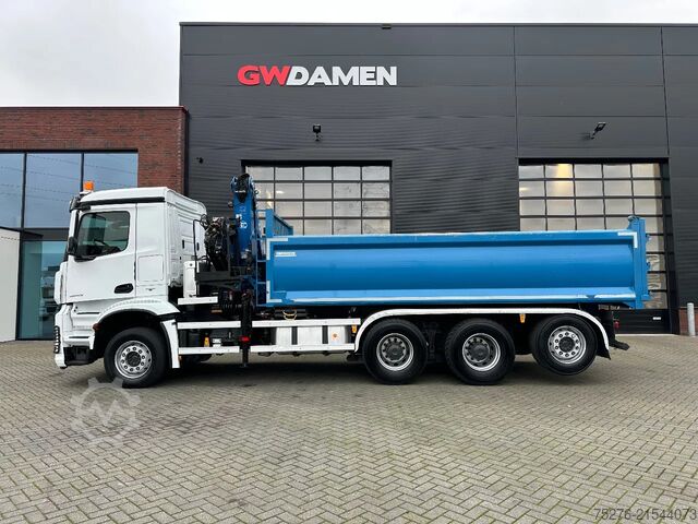 Camion-benne avec grue Mercedes-Benz Arocs 3243 8x4 Tridem Kipper/Kraan Euro 6