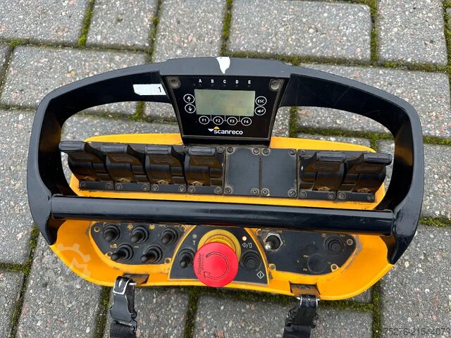 Camion-benne avec grue Mercedes-Benz Arocs 3243 8x4 Tridem Kipper/Kraan Euro 6