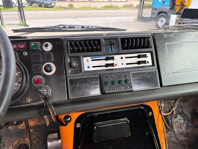 Camionnette UNIMOG 424 + 4X4 + BJ 1977 + MANUAL + 261666 KM + HYDR...