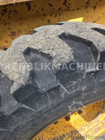 Wheel loader CATERPILLAR 226B