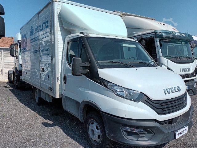 Vrachtwagen met bakwagen IVECO 35C14