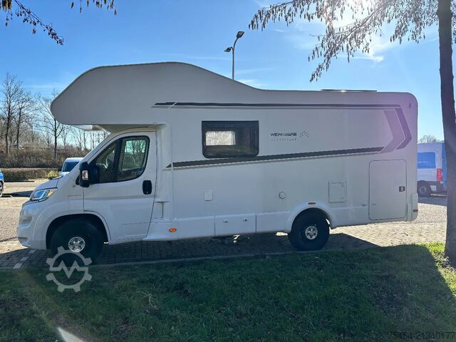Cámper capuchina (caravana con área de descanso sobre la cabina del conductor) Weinsberg R59 650DG