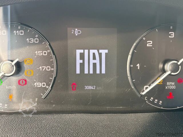 Cámper capuchina (caravana con área de descanso sobre la cabina del conductor) Weinsberg R59 650DG