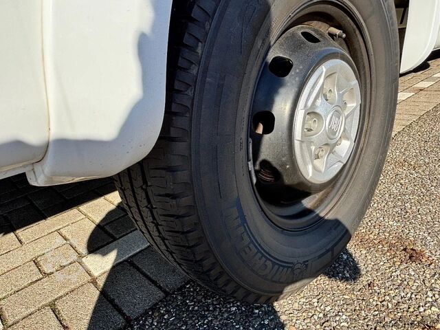 Cámper capuchina (caravana con área de descanso sobre la cabina del conductor) Weinsberg R59 650DG