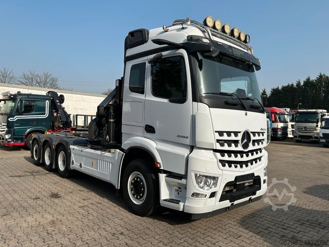 Grue montée sur camion MERCEDES-BENZ 3253 Arocs mit HMF 3220 Kran und JOAB Abroller