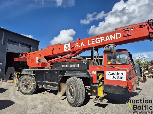 Lastbilmonteret kran Liebherr UTM 526