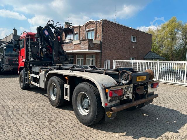 Camión portacontenedores de gancho MAN 32.400 Abroller +HMF Kran +Greifer +Lenkachse