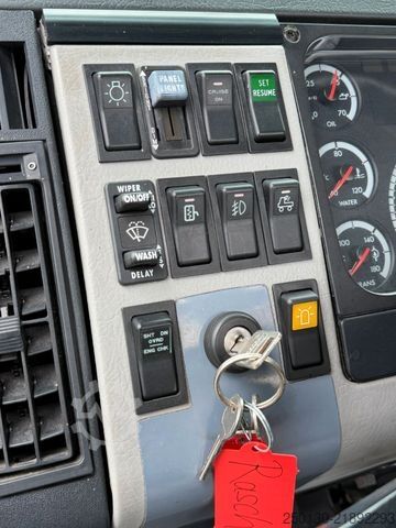 Trekker FREIGHTLINER FL70 4x2 elek verschiebbare Sattelkupplung *TOP*
