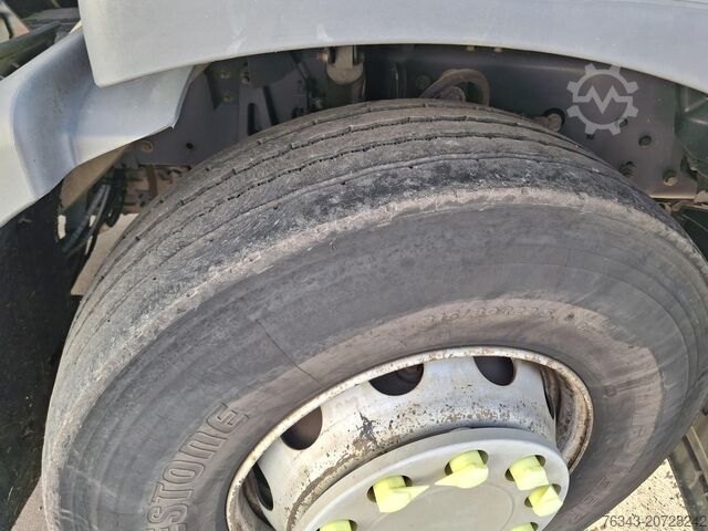 Camión con plataforma y lona RENAULT D26 WIDE 380 - 6X2 - E6 - RETARDER