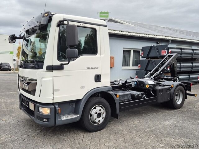 Kanca kasalı yük kamyonu (roll-off) man TGL 12.250 BL City Abrollkipper AHK Euro 6
