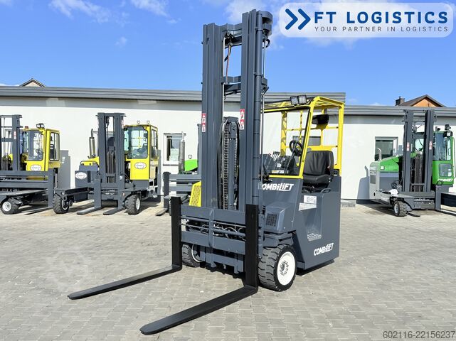 Carretilla retráctil de 4 vías Combilift CB4500 GAS TRIPLEX 6400 FORK POSITIONER