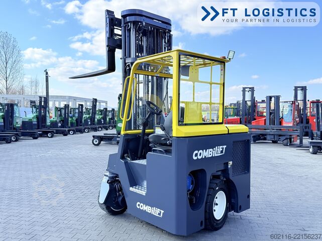 Carretilla retráctil de 4 vías Combilift CB4500 GAS TRIPLEX 6400 FORK POSITIONER