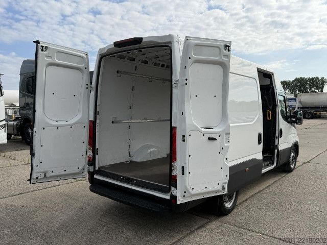 Skåpbil IVECO 35S16V Klima / Radio / PDC