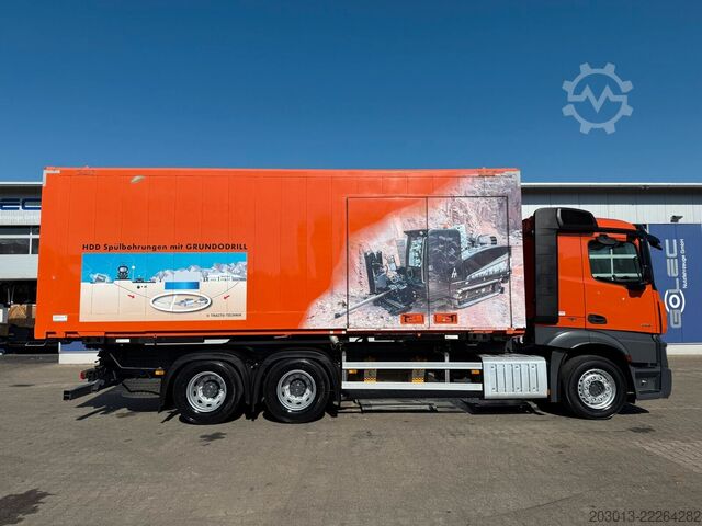 Samochód ciężarowy typu furgon MERCEDES-BENZ Actros 2651 6x4 Koffer mit Bohranalge Zubehör