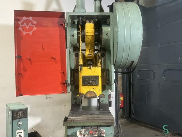 Presse excentrique Stanko KD2128K, 63 t, année 1986 Stanko 