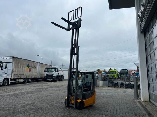 Heftruck Jungheinrich EFG 215 / Triplex 4.25m / 1.851h / Batterie 2023