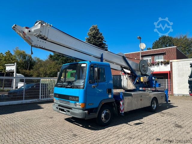 Tehergépkocsi-daruval szerelt furgon DAF 45.130 Dachdeckerkran 28-7 Klaas 28M
