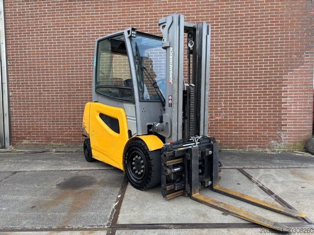 Elektrikli 4 tekerlekli forklift Jungheinrich EFG535K