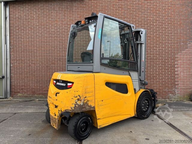 Elektrikli 4 tekerlekli forklift Jungheinrich EFG535K