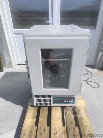 Chłodzony inkubator wstrząsowy New Brunscwick Scientific Innova 4230