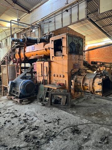 Mašina za formiranje cigala i crepova