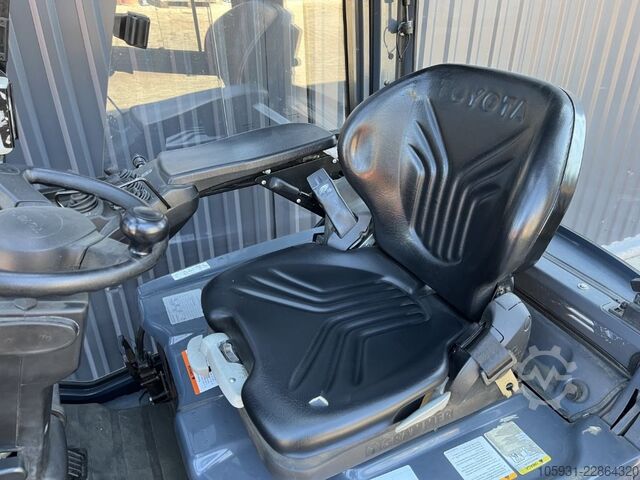 Electric 3-wheel forklift Toyota 8FBE15T