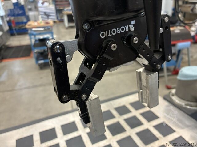  Universal Robots UR5 with G-loader