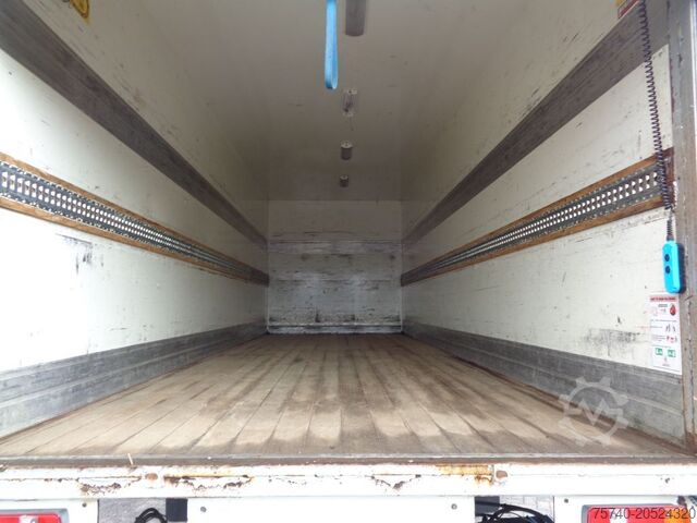 Kuffert Mercedes-Benz AXOR 1823 + Dhollandia Lift