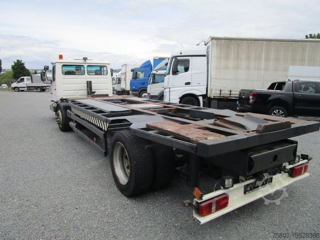 Kamion sa zamjenjivom nadogradnjom MERCEDES-BENZ Kögel WBH 25P*Wiesel+Umsetzer+BDF+or*