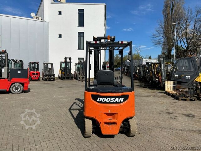 Elektrische vorkheftruck met 4 wielen Doosan B30X-7