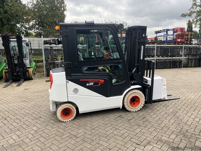 Elektrische vorkheftruck met 4 wielen Bobcat B35NS