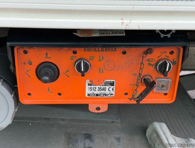 Kylsläpvagn SCHMITZ CARGOBULL SCB*S3B THERMO KING SLXe 300 DHOLLANDIA TAIL LIF