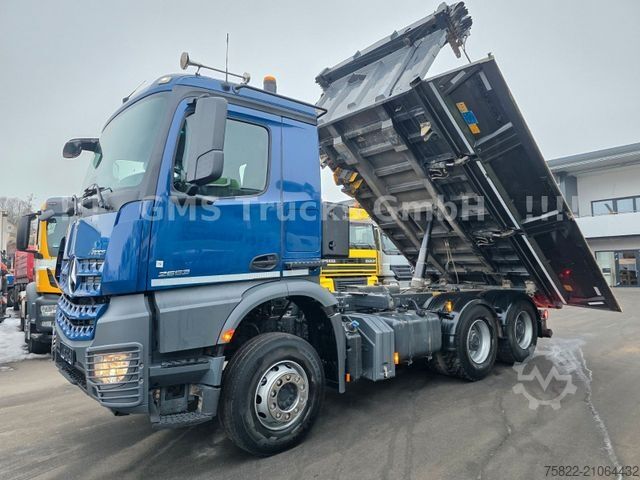 Three-sided tipper truck MERCEDES-BENZ Arocs 2653 / 6X4 / Meiller BORDMATIK / 50mm AHK
