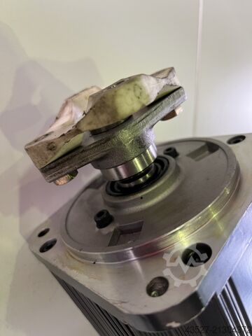 Motor YASKAWA USAFED-09C21S
