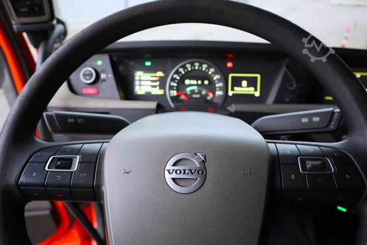 Macara pentru toate tipurile de terenuri Volvo FH12 With Cormach 135t/m Crane Volvo FH12 10x4 Wit